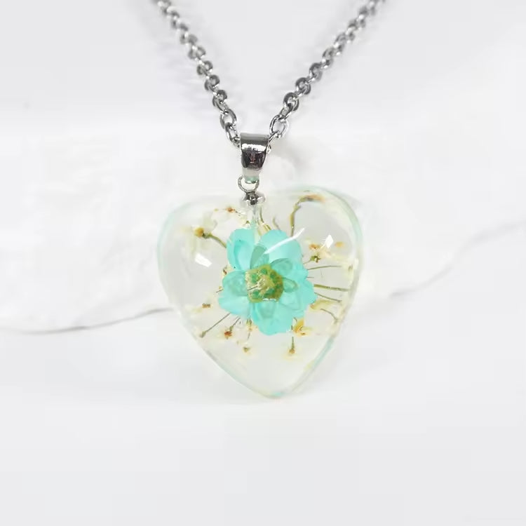 Coeur en résine et fleurs séchées Les Bogardines