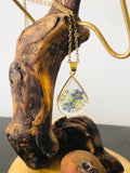 Pendentif et résine et fleurs séchées Les Bogardines