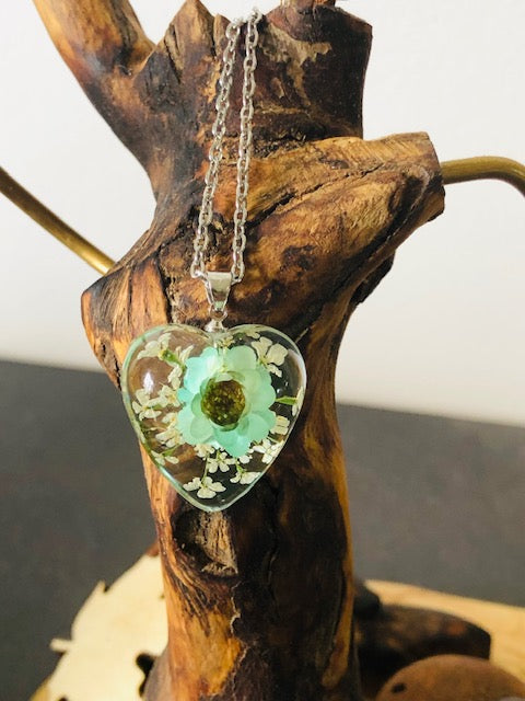 Coeur en résine et fleurs séchées Les Bogardines